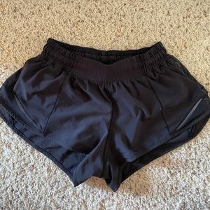 LULULEMON HOTTY HOT SHORTS 2.5